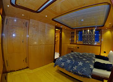 Double bed cabin lower deck